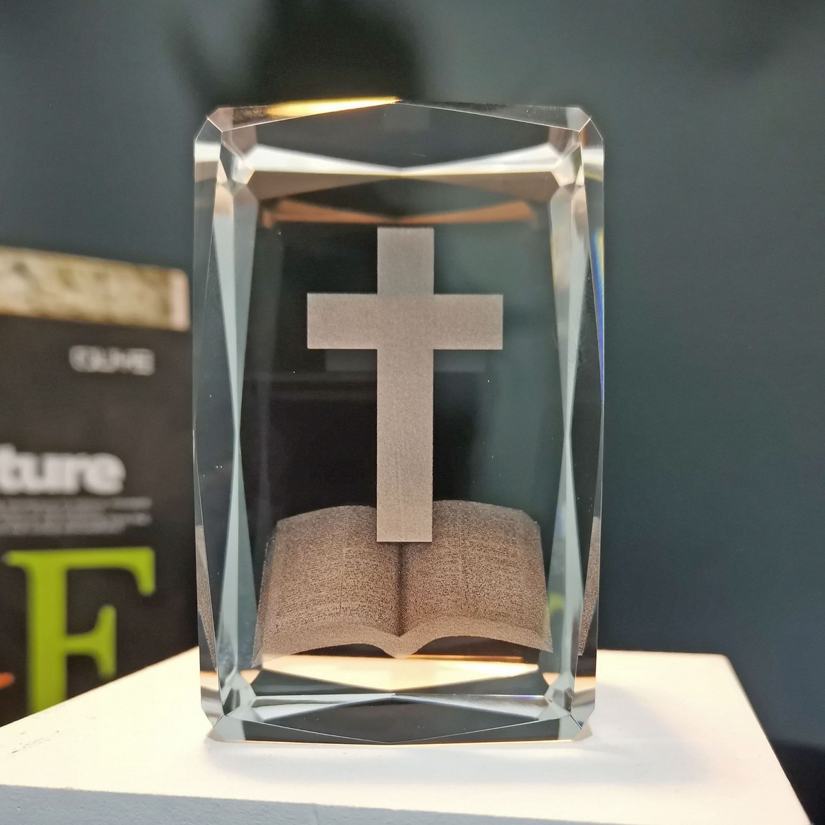 Cruz de cristal K9 con Biblia abierta grabada en 3D, vista sin encender