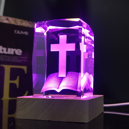 Cruz de cristal iluminada en tono morado con la opción de luz de colores